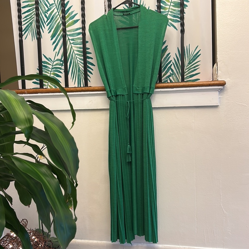 𝅺YENI Model stunning pleated open cardigan in green.  LARGE -Like new.